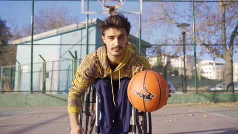 Jugador-De-Baloncesto-En-Silla-De-Ruedas-Hombre-Discapacitado-Rebotando-Pelota-De-Baloncesto-Al-Aire-Libre,-Entrenando.
